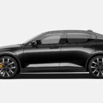 Svart Polestar 2 MY26 I profil i vit studiomiljö.