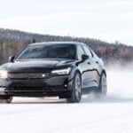 Svart Polestar 2 kör på snö.