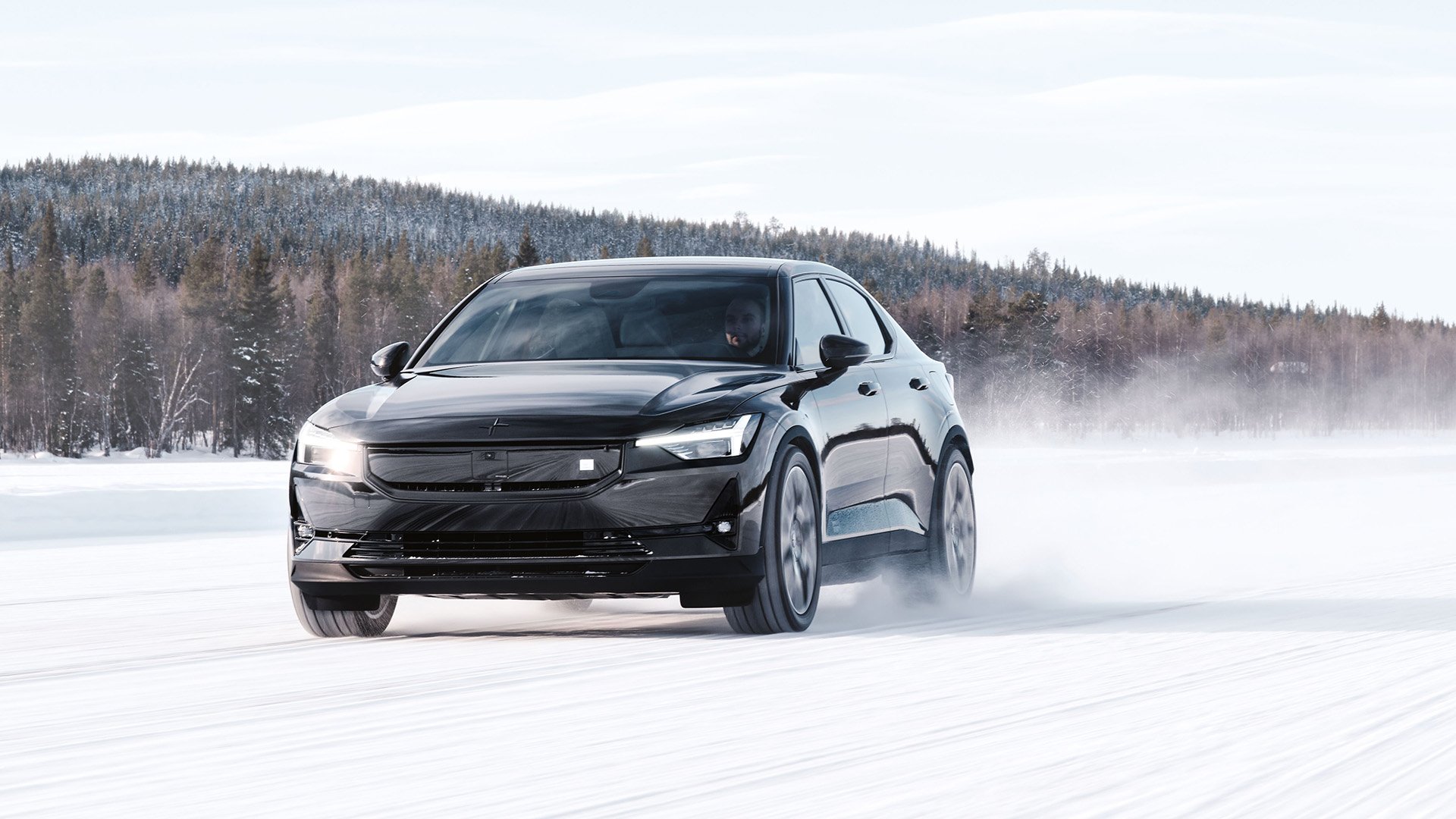 Svart Polestar 2 kör på snö.