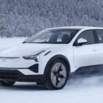 Vit Polestar 3 kör i snölandskap.