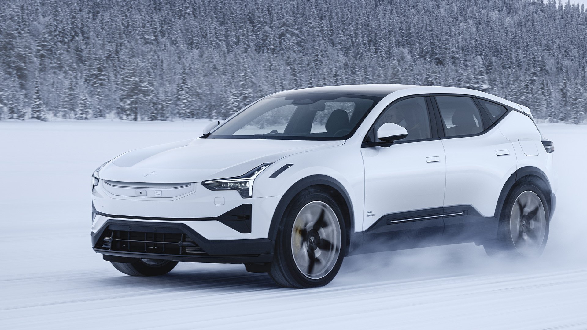 Vit Polestar 3 kör i snölandskap.