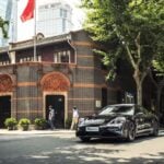 Porsche Taycan kör i stadsmiljö i Kina