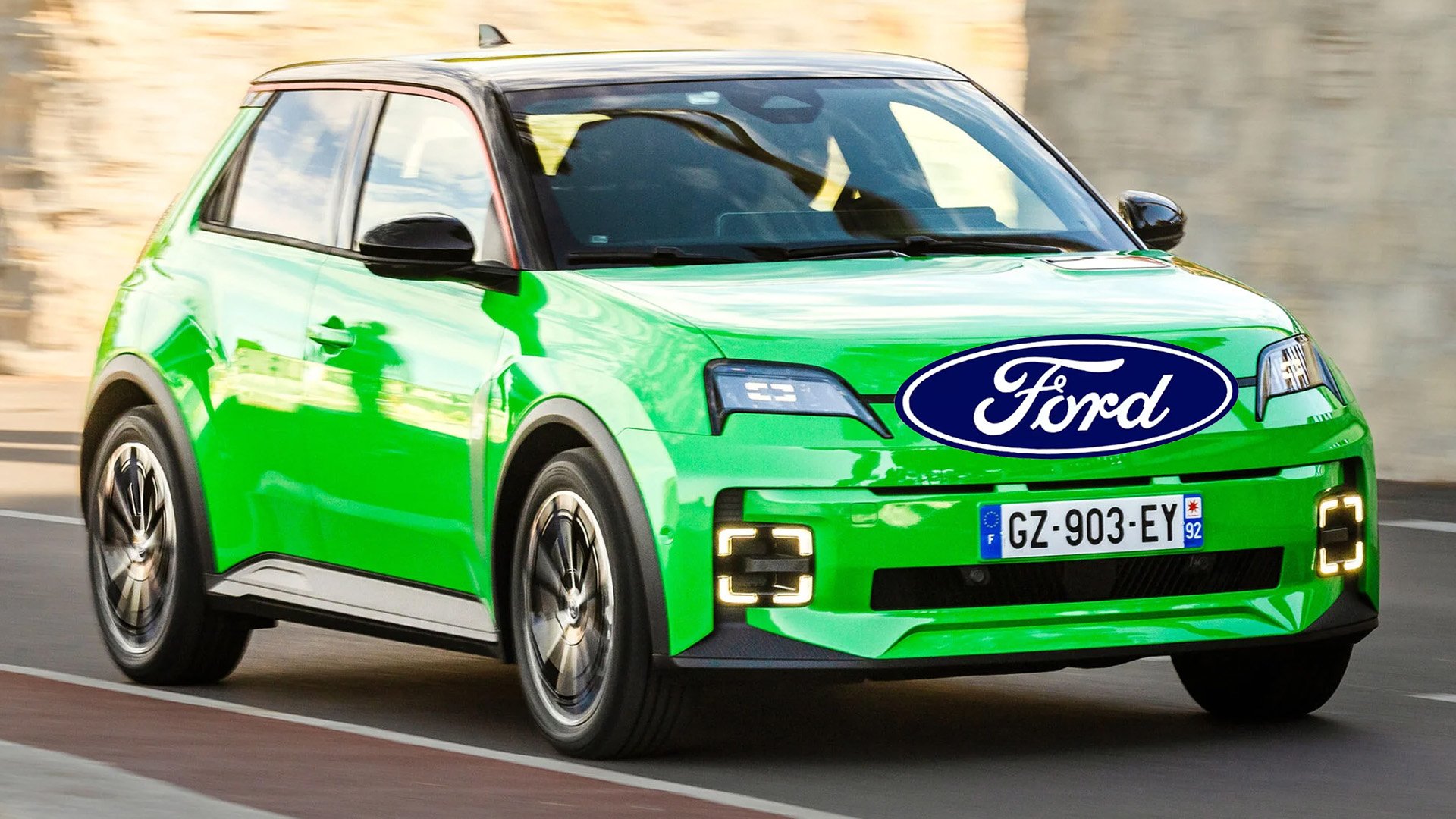 Renault 5 E-tech med Ford-logga