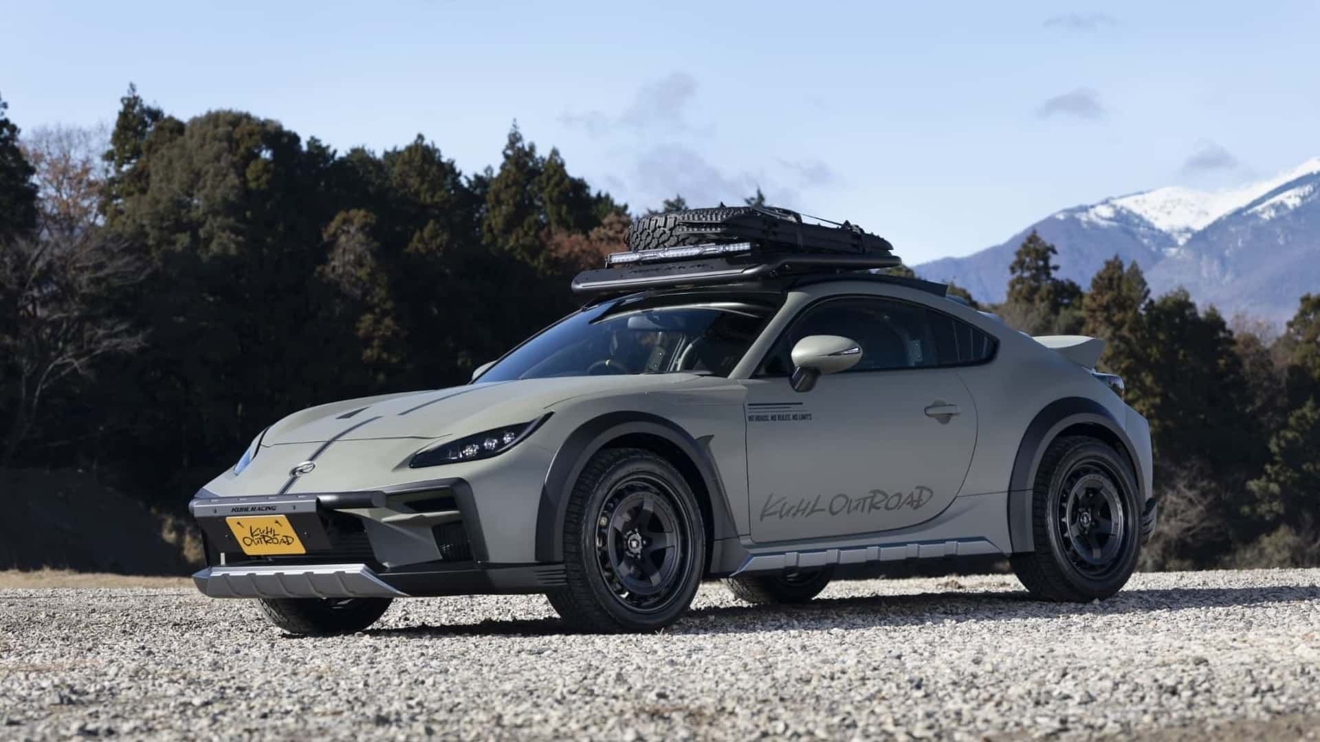 Toyota GR86 Outroad sedd snett framifrån med rallyinspirerad design