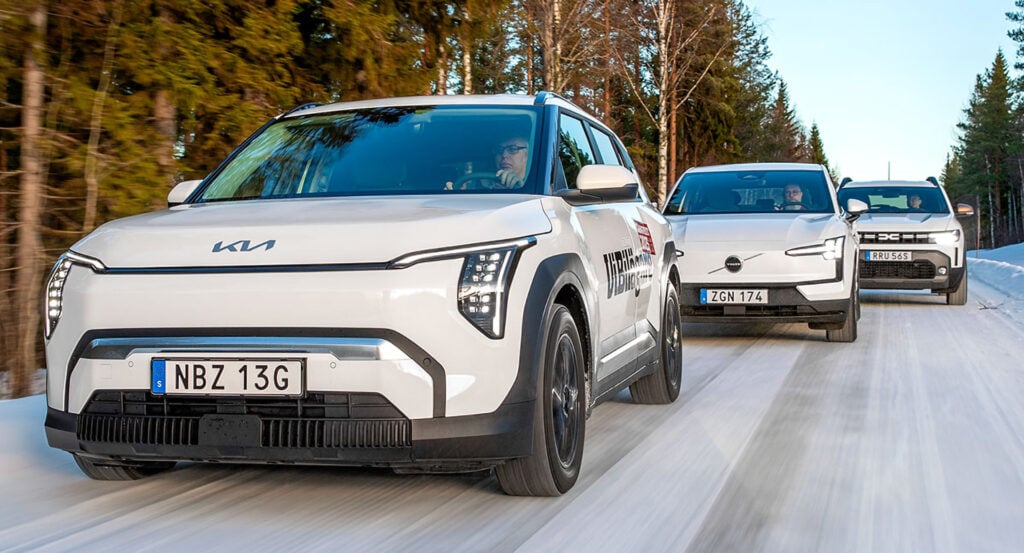 Tre vita bilar på vinterväg