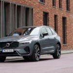 Volvo XC60 parkerad vid trottoar