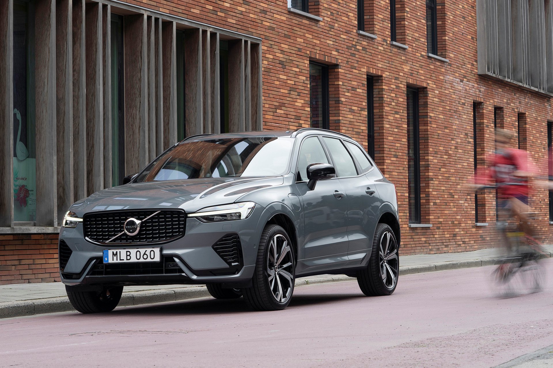 Volvo XC60 parkerad vid trottoar