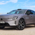 Volvo ES90 snett framifrån med landskap i bakgrunden.