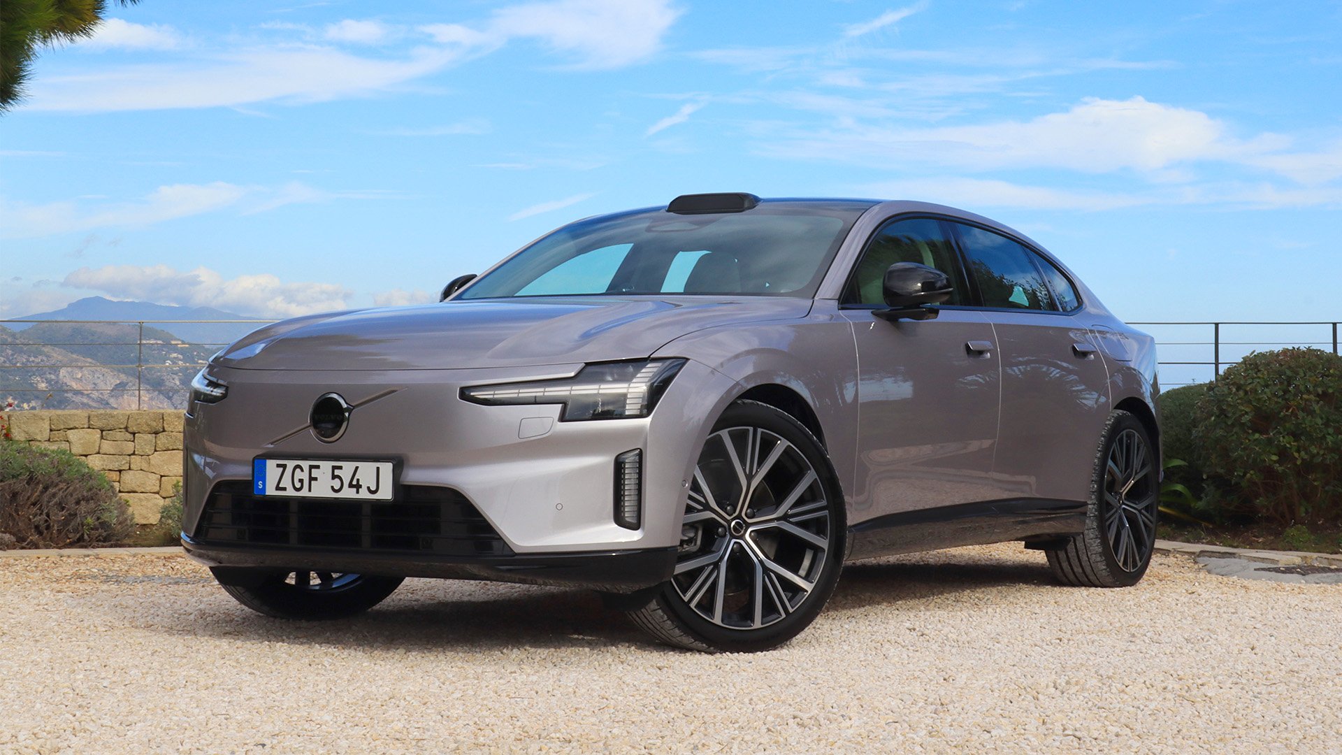 Volvo ES90 snett framifrån med landskap i bakgrunden.