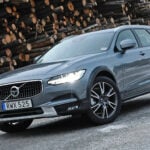 Volvo V90 D5 Cross Country vid timmer på vintern