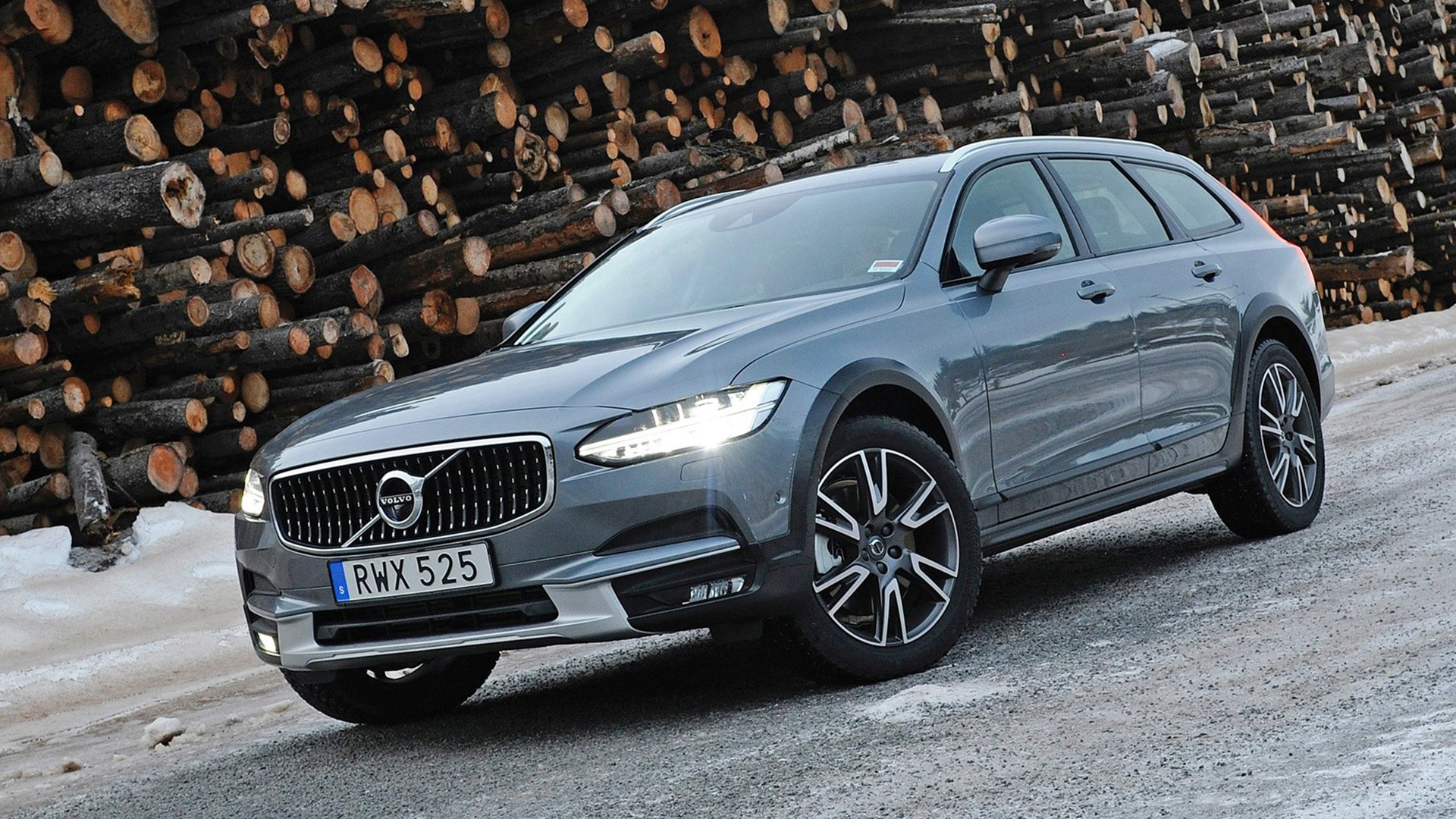 Volvo V90 D5 Cross Country vid timmer på vintern