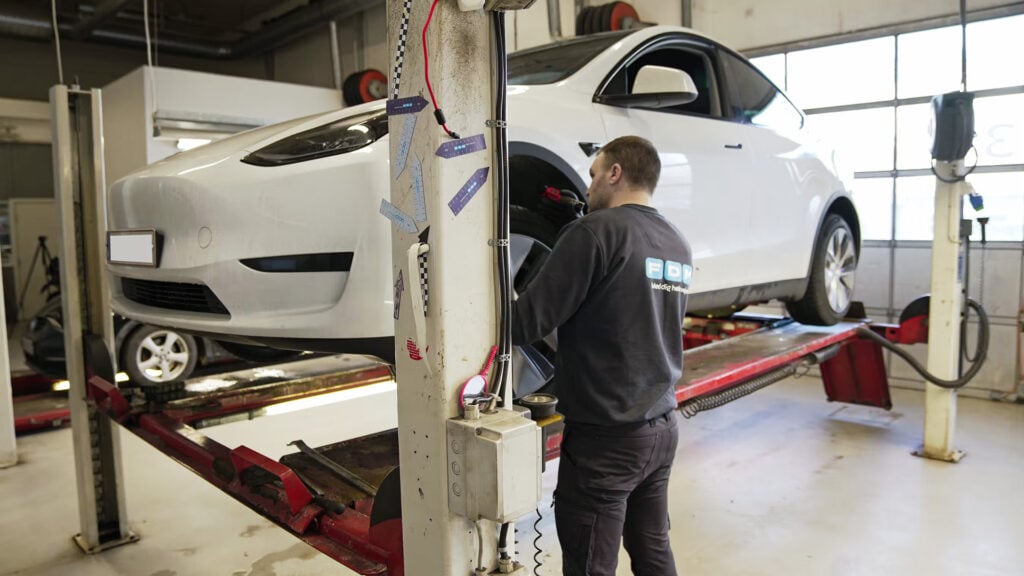 Besikting av vit Tesla Model Y