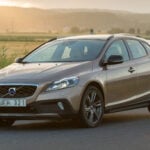 Volvo V40 på landsväg i kvällsljus.