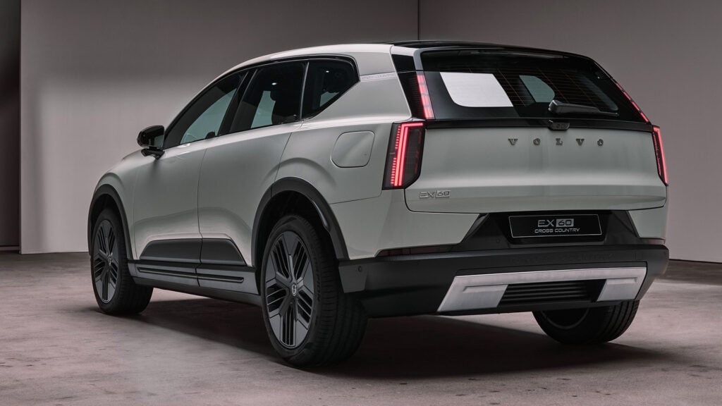 Volvo EX60 Cross Country P10 snett bakifrån