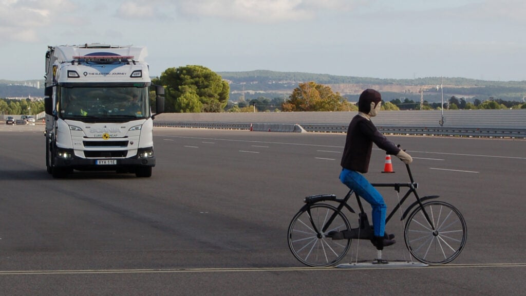 Scania närmar sig fotgängare