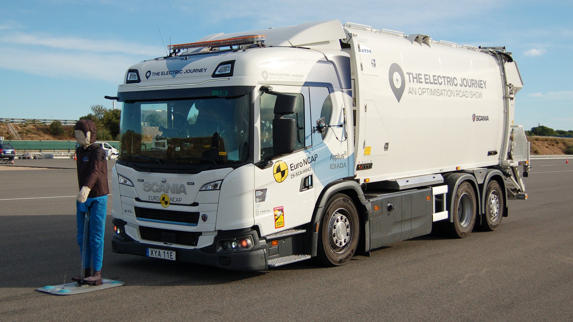 Scania L-serie autobromsar framför fotgängare