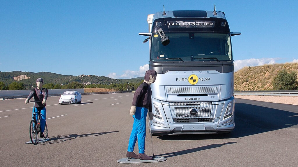 Volvo FH autobromsar framför fotgängare