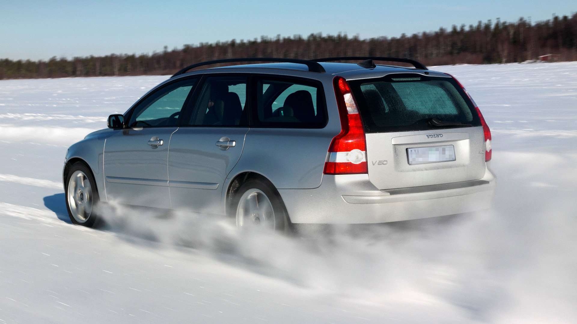Volvo V50 Silver metallic kör på snö