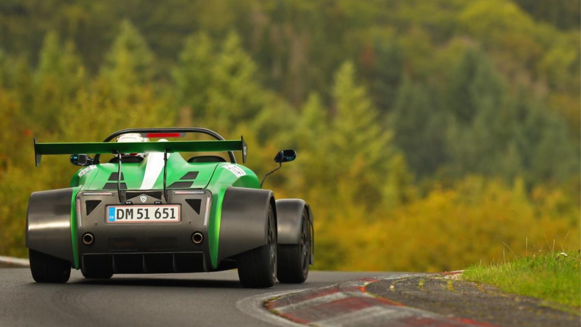 Gatlegala sportbilen Agile SCX fotograferad bakifrån på landsväg