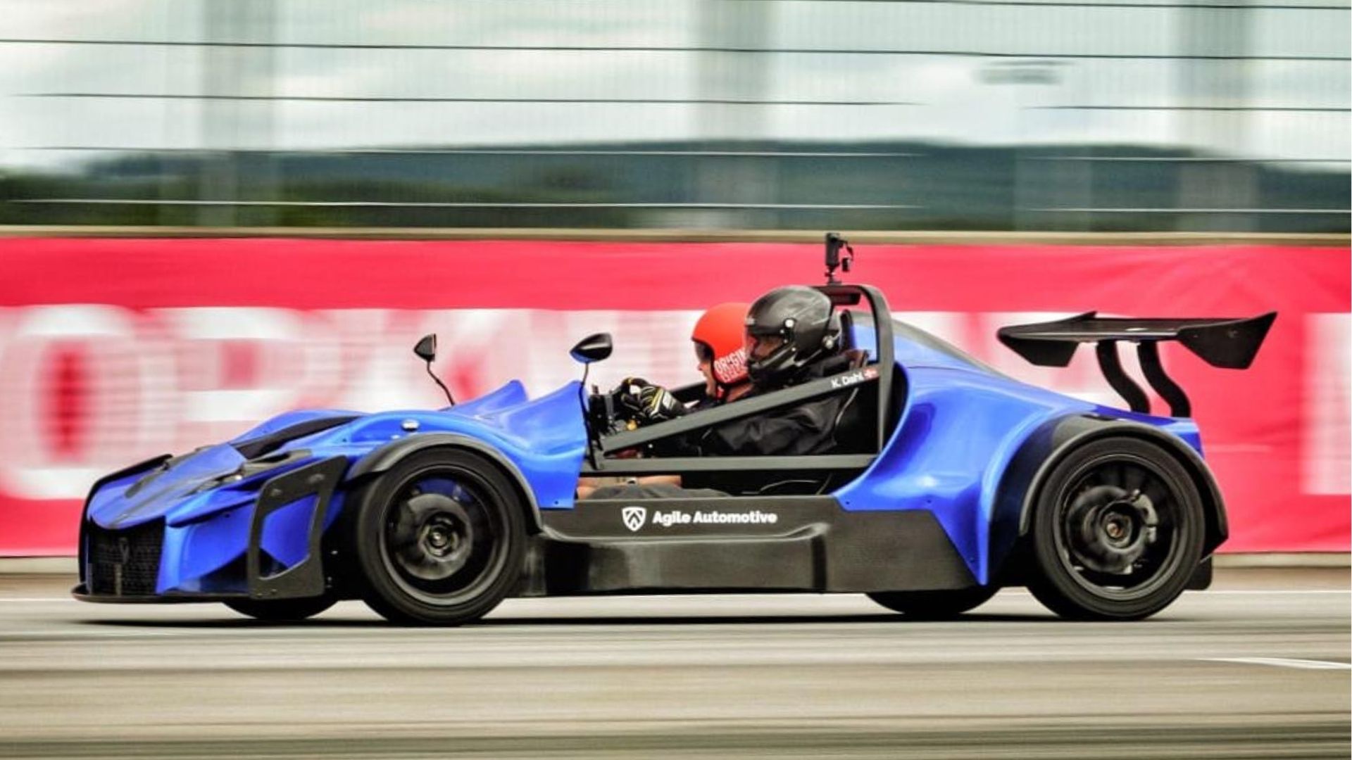 Agile SCX körs på bana och visar sin låga vikt och banfokuserade konstruktion