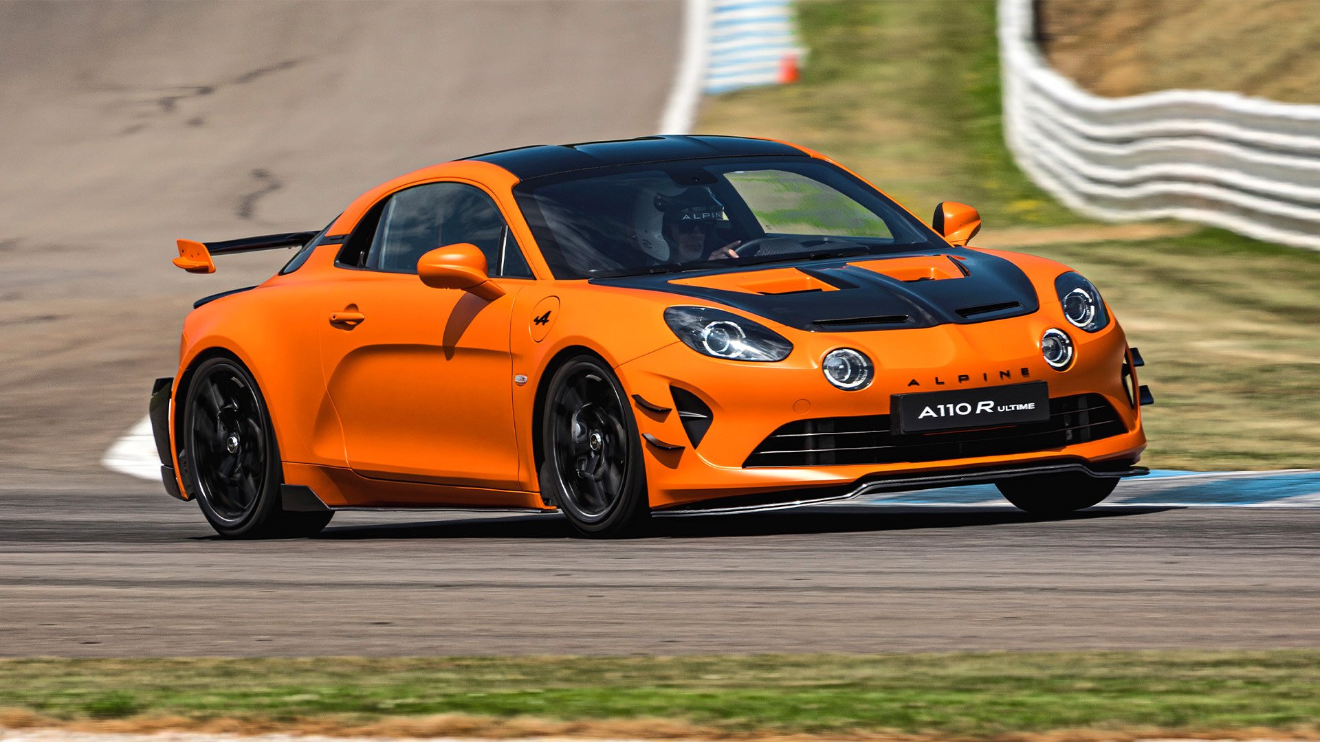 Alpine A110 R Ultime snett framifrån på motorbana.