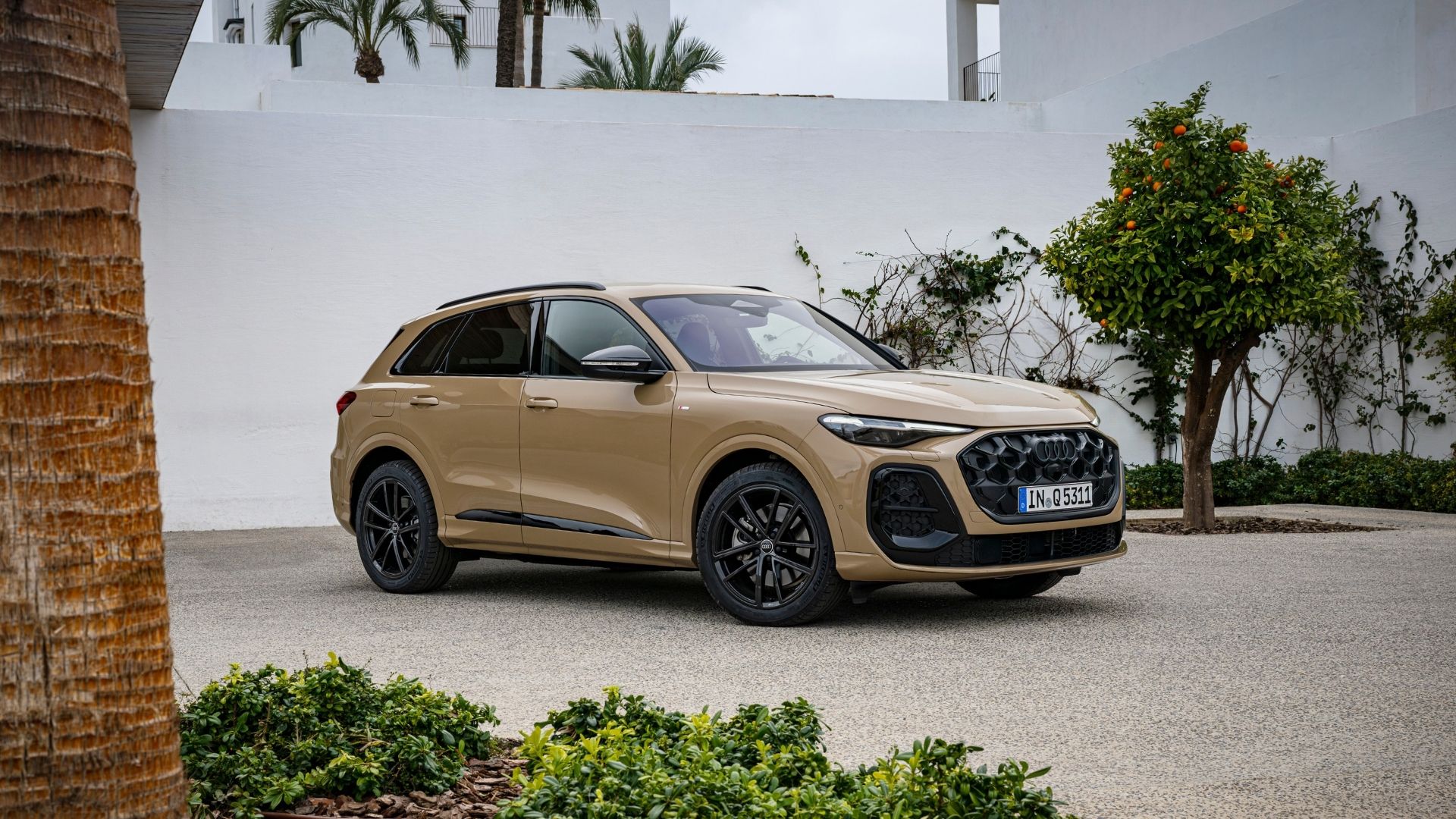 Audi Q5 e-tron helelektrisk SUV fotograferad utomhus