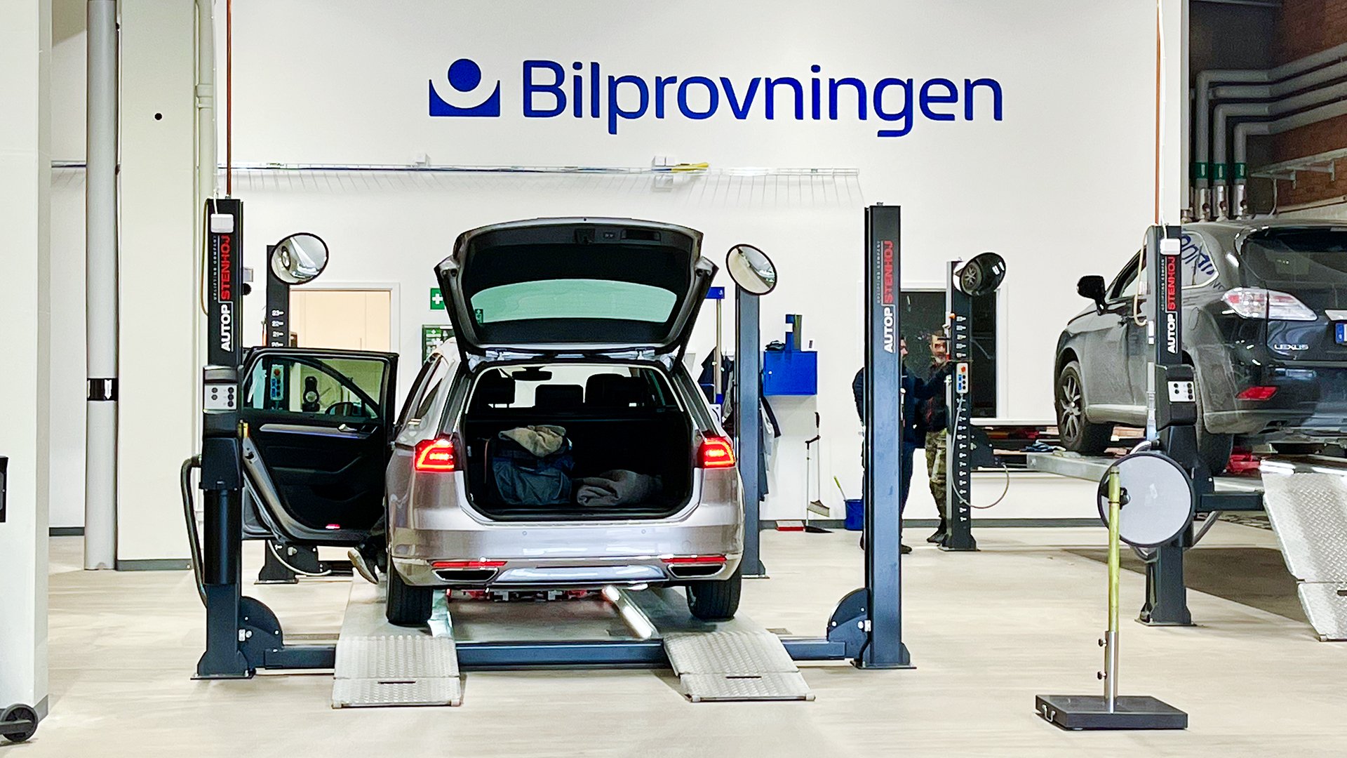 Volkswagen Passat kontrollbesiktigas på Bilprovningen