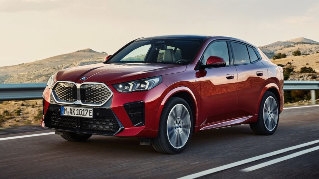 BMW iX2 xDrive30 el-SUV fotograferad framifrån under körning inför modellåret 2026