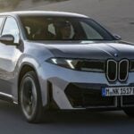 BMW iX3 el-SUV fotograferad framifrån under körning