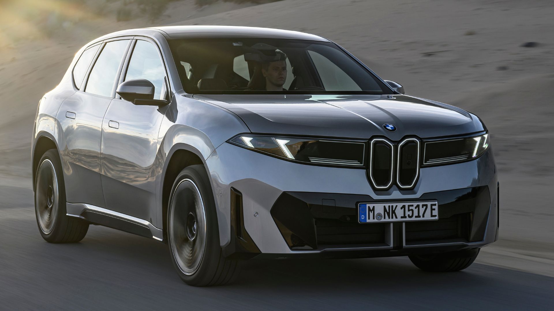 BMW iX3 el-SUV fotograferad framifrån under körning