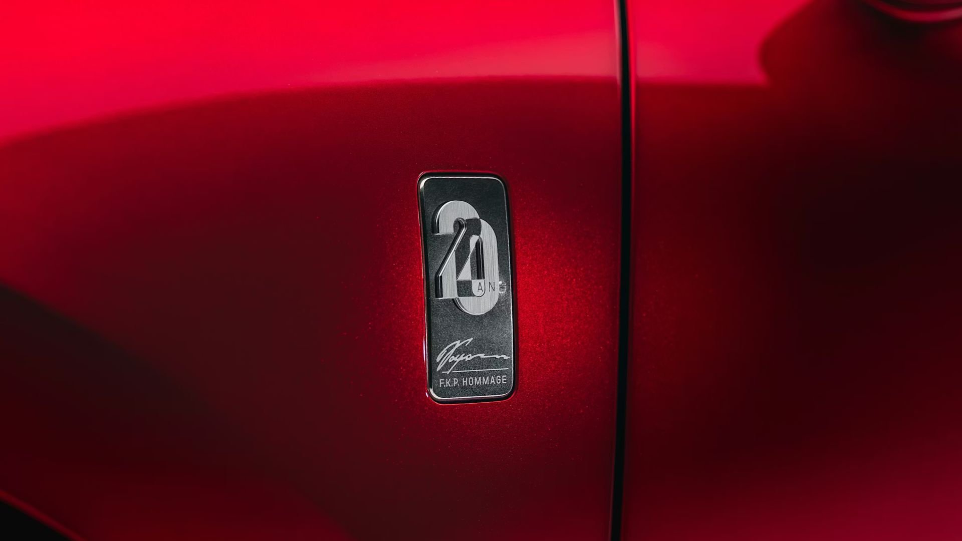 Närbild på F.K.P. Hommage-emblem på Bugattis kaross