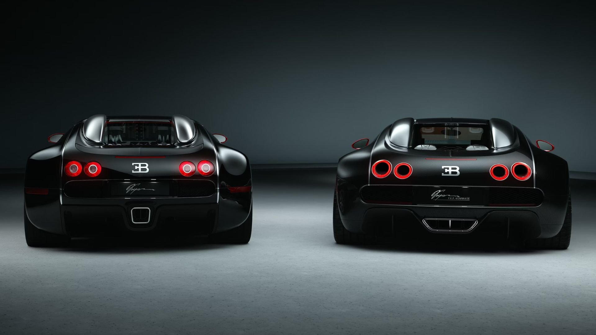 Bakvy av Bugatti Veyron och Bugatti F.K.P. Hommage sida vid sida