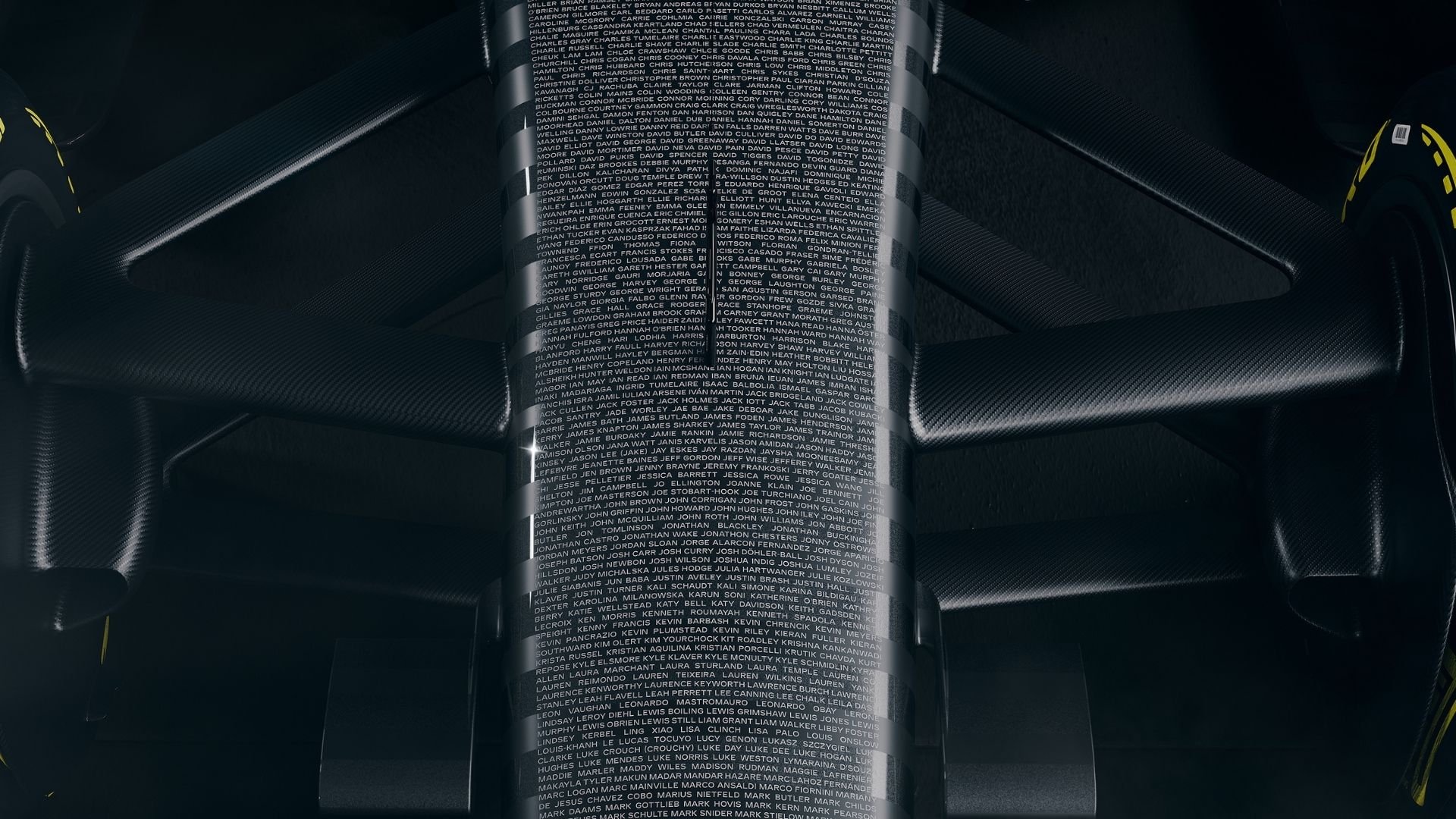 Detalj på nosen på Cadillacs F1-testbil med ingraverade namn