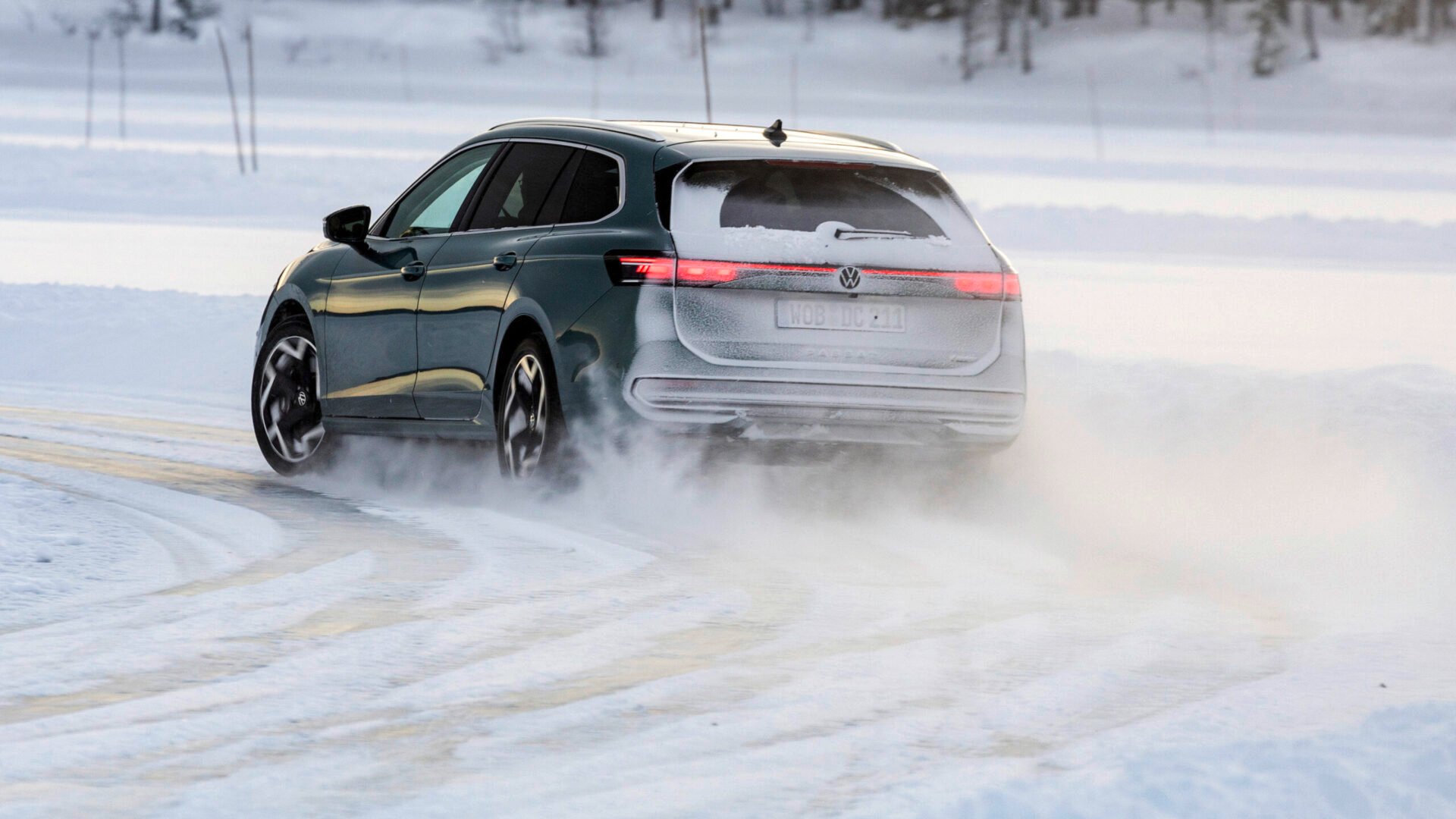 Volkswagen Passat e-Hybrid på vinterväg