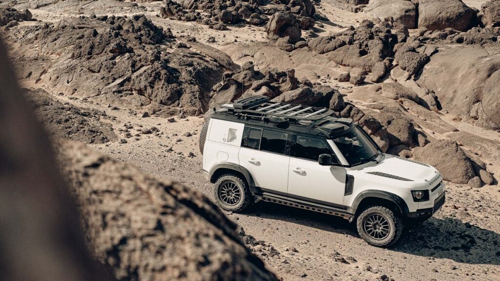 Defender Dakar Recce i ökenmiljö snett uppifrån.