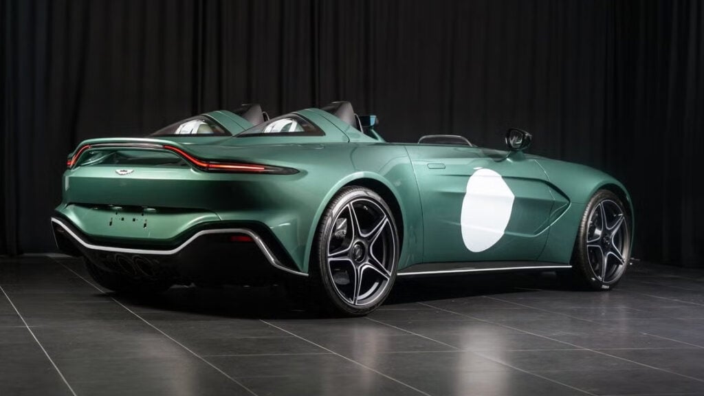 Aston Martin V12 Speedster bakifrån