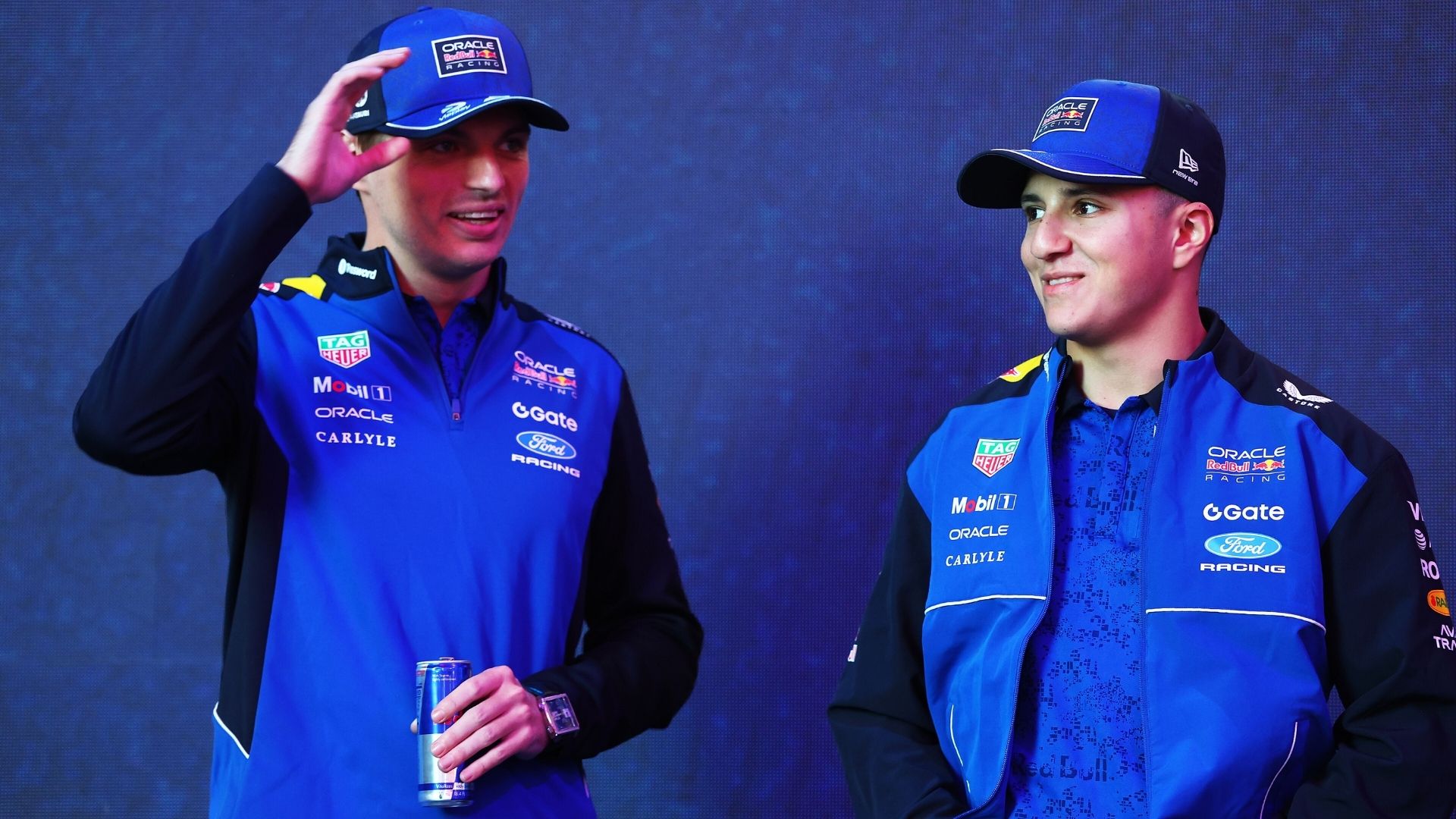 Isack Hadjar till höger och Max Verstappen till vänster i Red Bull Racing
