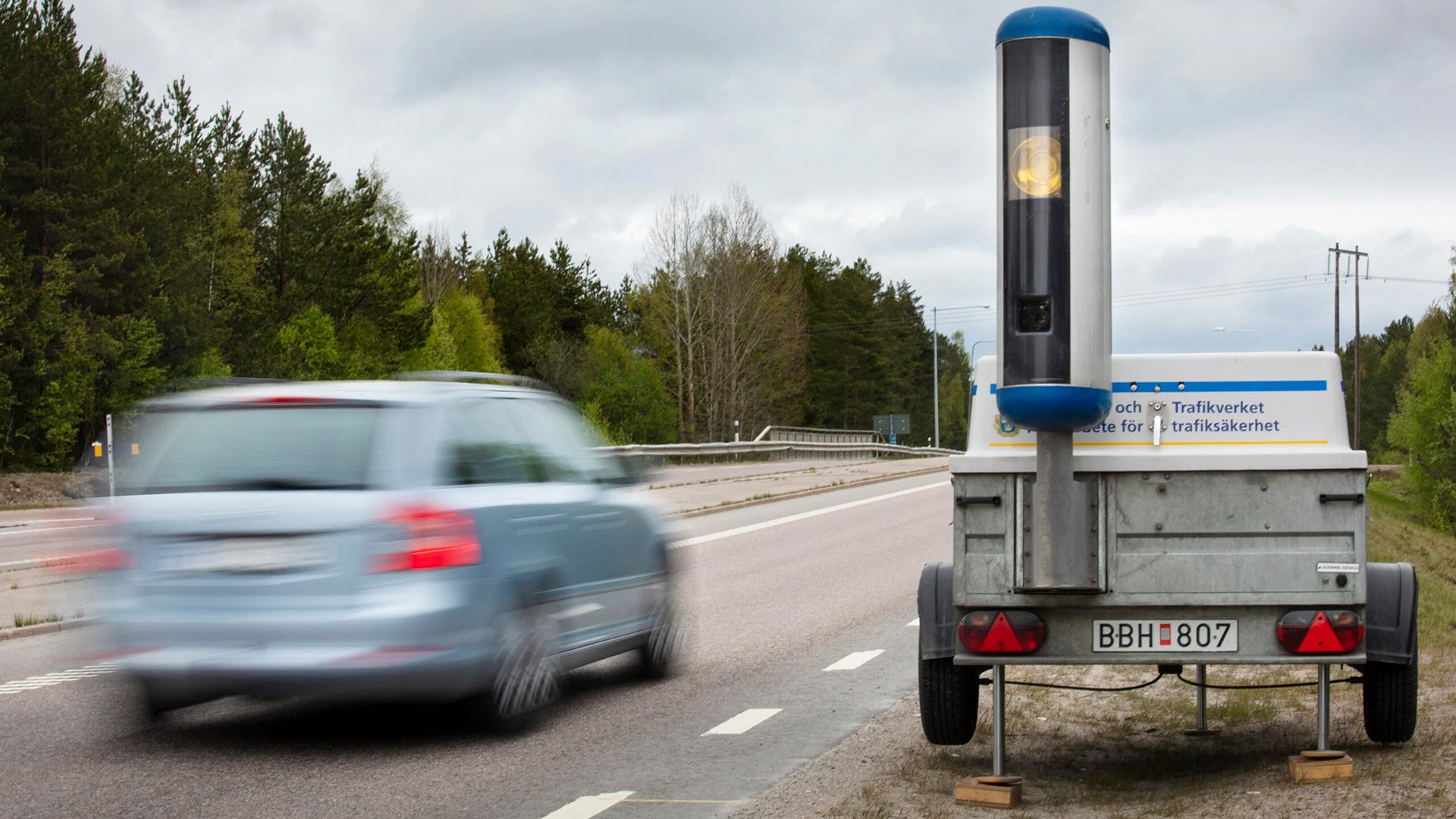 Fartkamera ATK på släp intill landsväg
