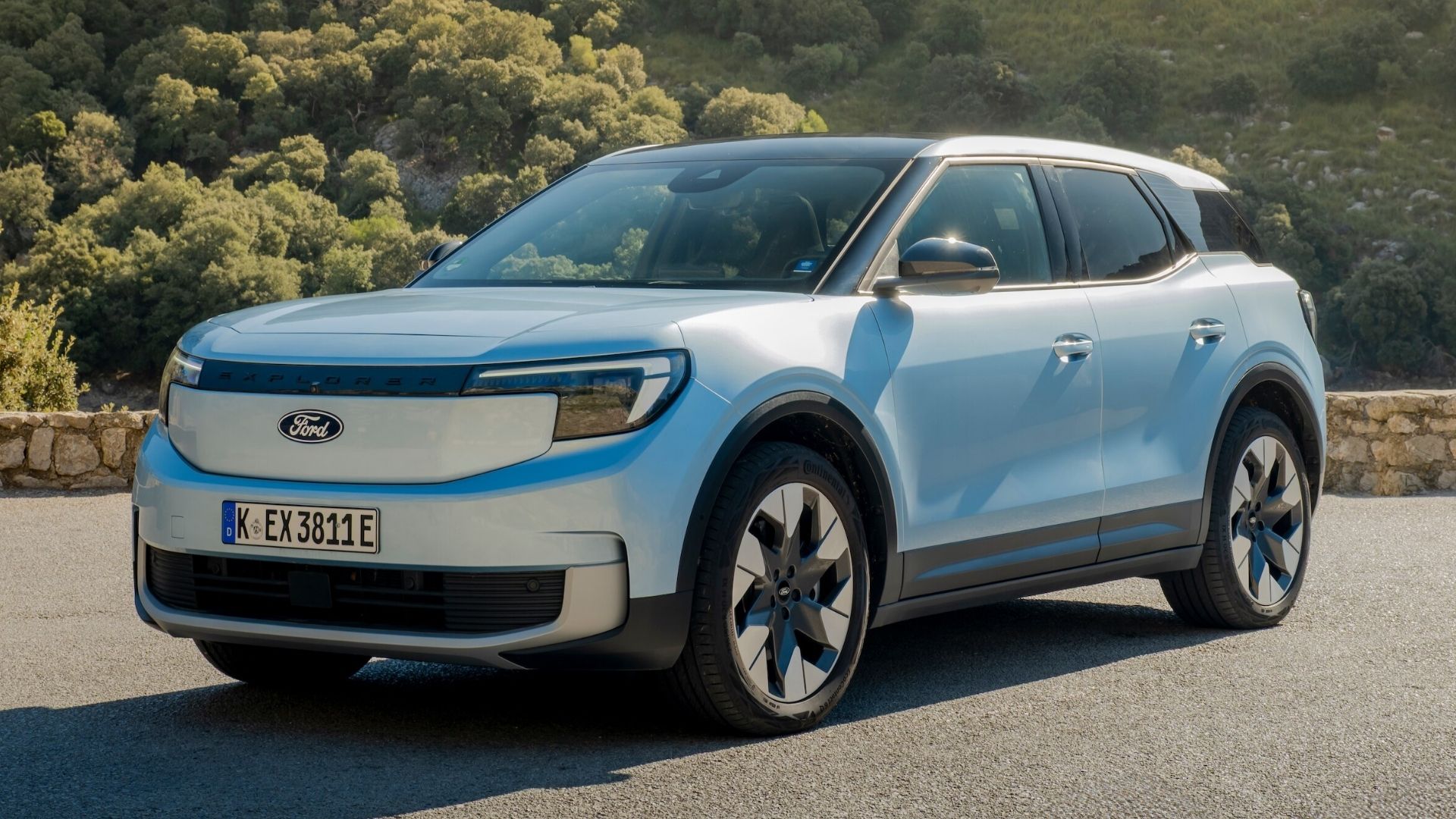 Helelektriska Ford Explorer på landsväg i Europa
