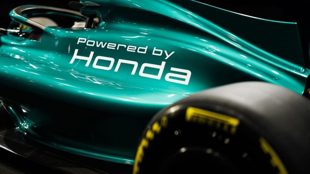 Aston Martins Formel 1-bil med Honda-branding inför diskussioner om motorreglerna