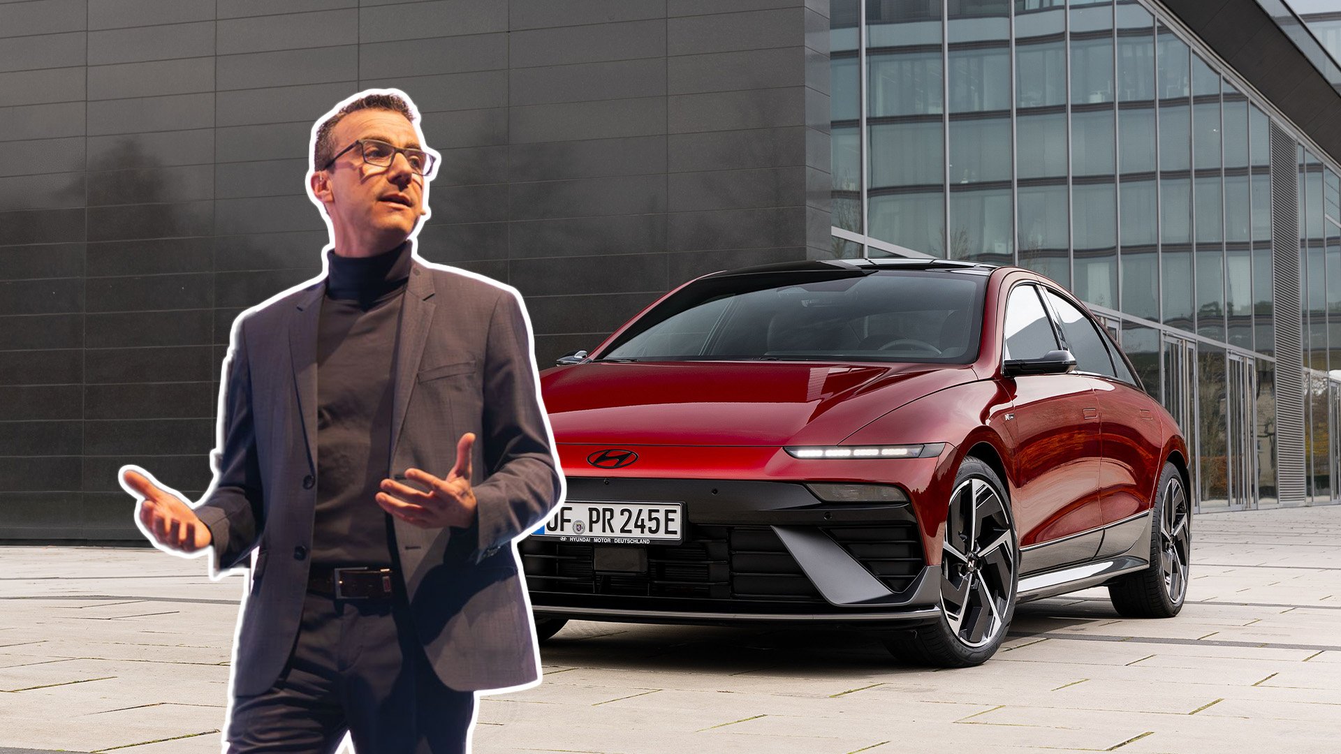 Raf van Nuffel inklippt på en bild på en röd Hyundai IONIQ 6 N Line.