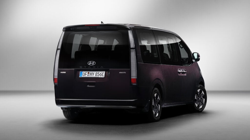 Hyundai Staria Electric snett bakifrån.