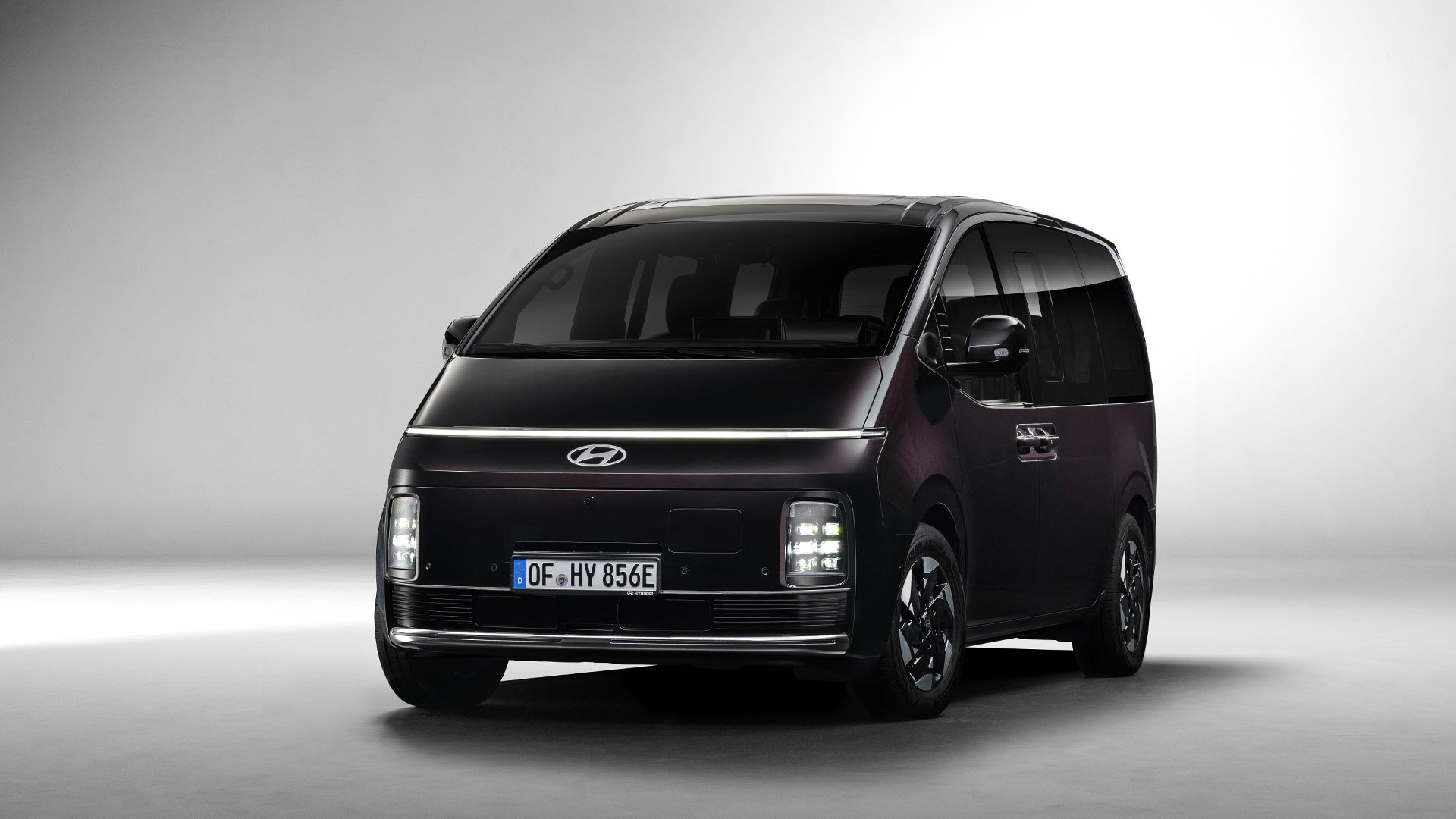 Hyundai Staria Electric snett framifrån.