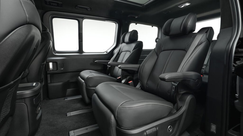 Mittenrad med kaptenstolar Hyundai Staria Electric.