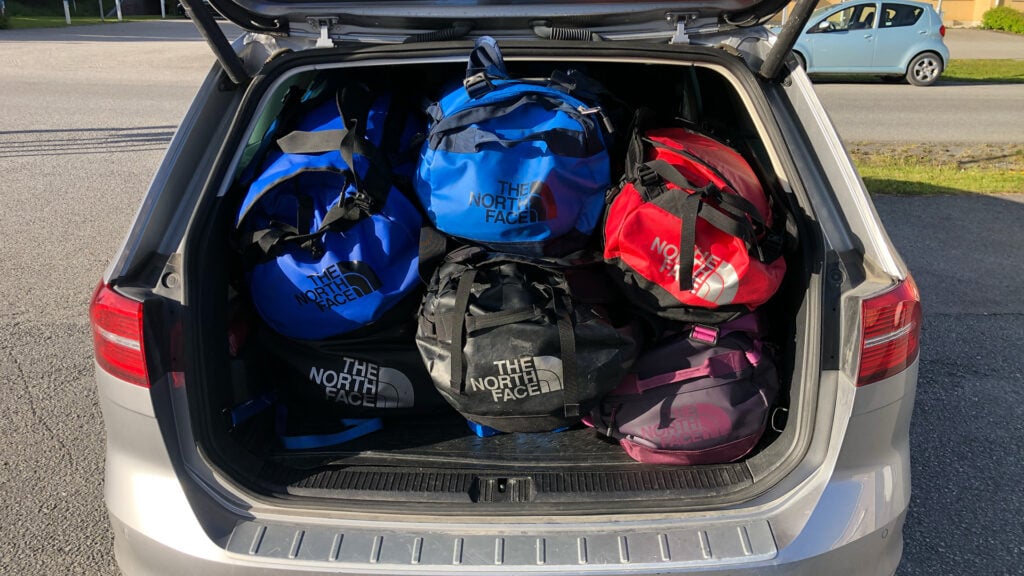 Kombi fulllastad med väskor.