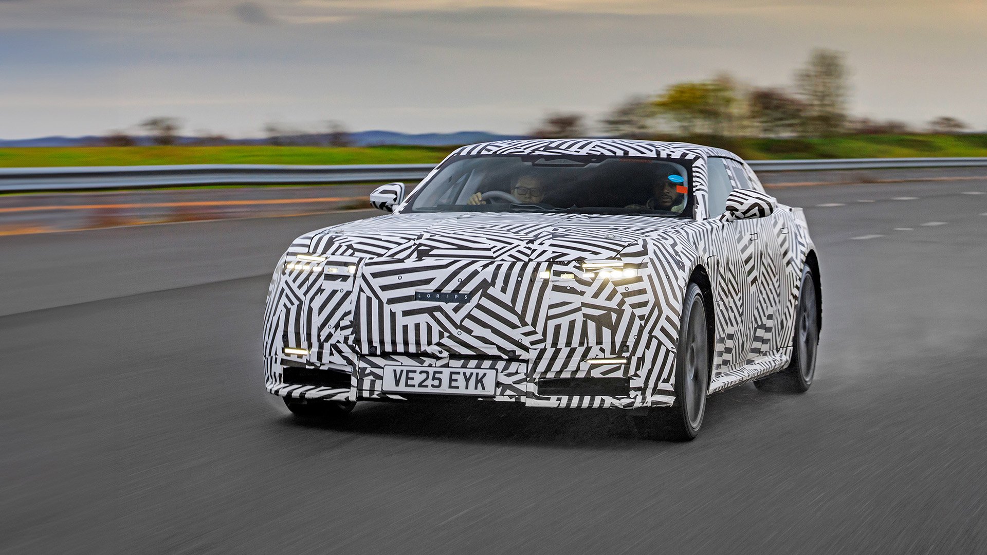 Maskerad Jaguar GT på testbana.