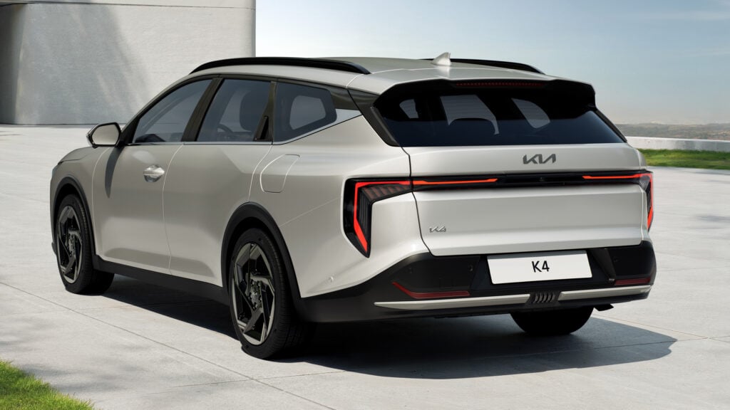 Kia k4 Sportswagon snett bakifrån