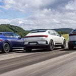 Kia EV6 GT, Polestar 4, Tesla Model Y bakifrån körandes på testbana.