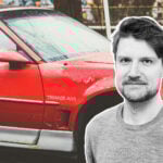 Röd Pontiac Firebird Trans Am i bakgrunden och John Sempill infälld framför till höger.