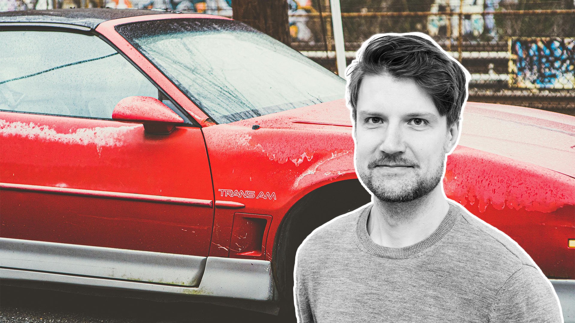 Röd Pontiac Firebird Trans Am i bakgrunden och John Sempill infälld framför till höger.